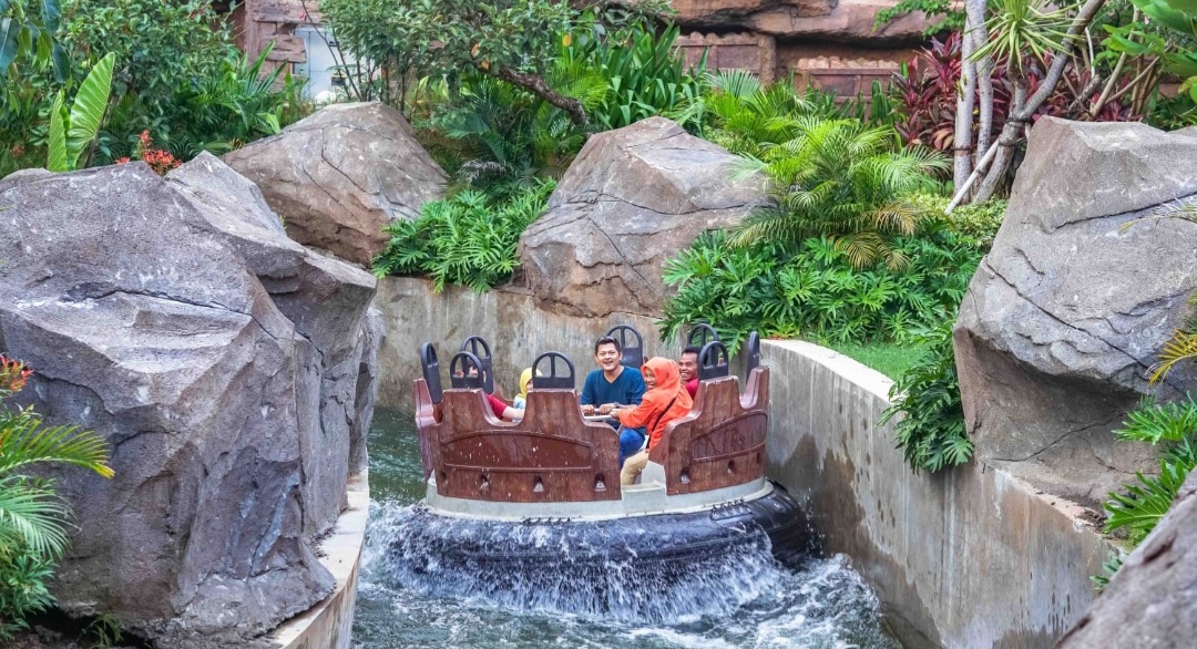 Salah satu zona wahana arum jeram di wisata Saloka Theme Park.