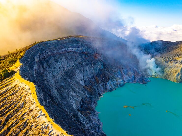 Kawah Ijen salah satu tempat wisata wajib dikunjungi sekali seumur hidup.