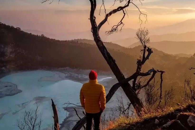 Pemandangan Kawah Putih Ciwidey Bandung yang indah.