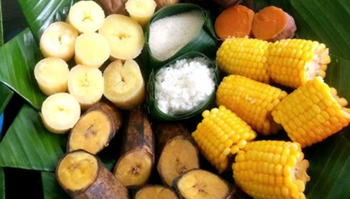 Ilustrasi makanan serba kukus seperti jagung, ubi dan pisang.