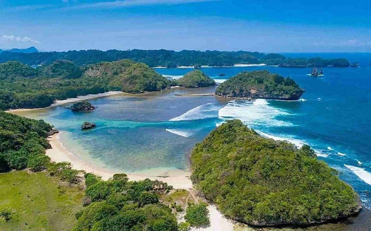 Indahnya Pantai Teluk Hijau Banyuwangi.