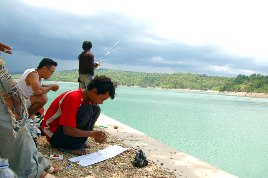 Para pemancing di Bendungan Tilong Kupang.