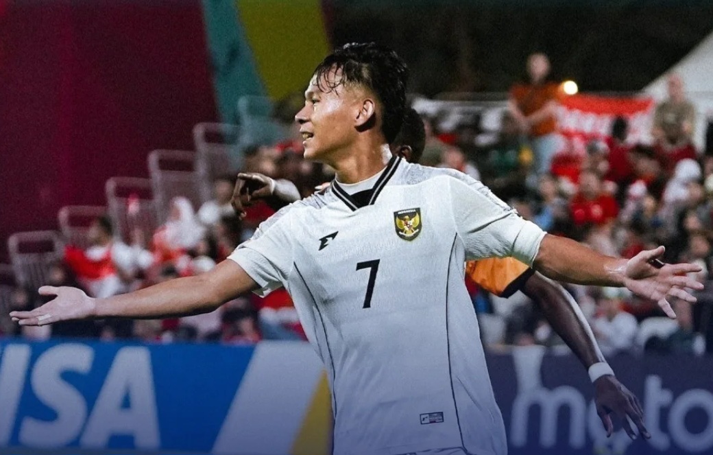 Selebrasi Gholy usai cetak gol.