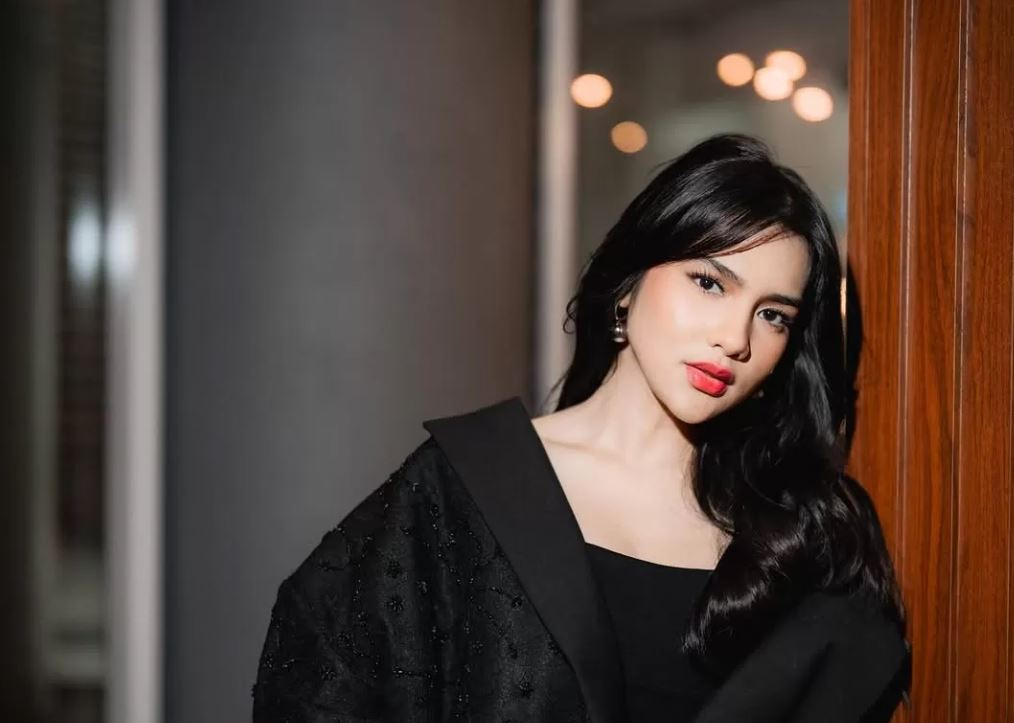 Aktris cantik Davina Karamoy.