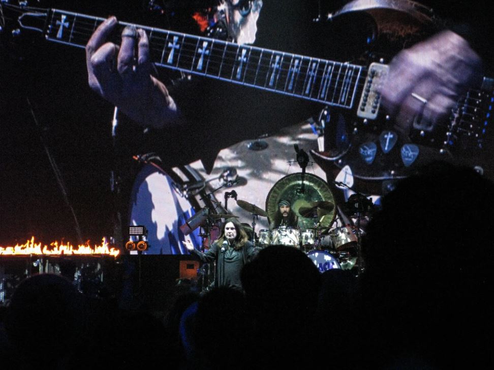 Black Sabbath tidak hanya menciptakan musik; mereka menciptakan sebuah genre.