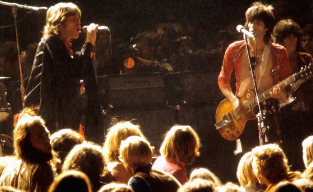 Mick Jagger dan Keith Richards dari The Rolling Stones tampil di Altamont Speedway, Livermore, California.