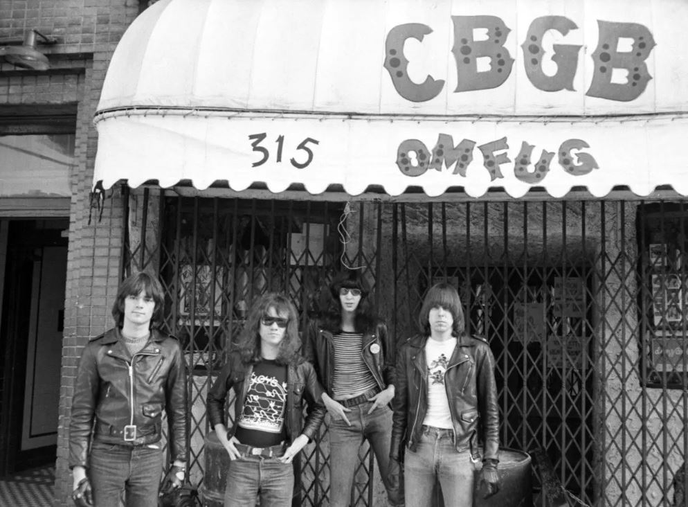 The Ramones menjadi ikon sejati klub CBGB dengan lagu-lagu cepat berdurasi dua menit yang menciptakan identitas punk Amerika.