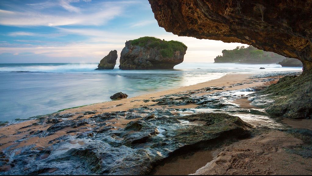 Menepi sejenak di pantai-pantai sunyi Gunung Kidul dari Wohkudu hingga Ngerumput, semuanya damai, murah, dan pas untuk healing!