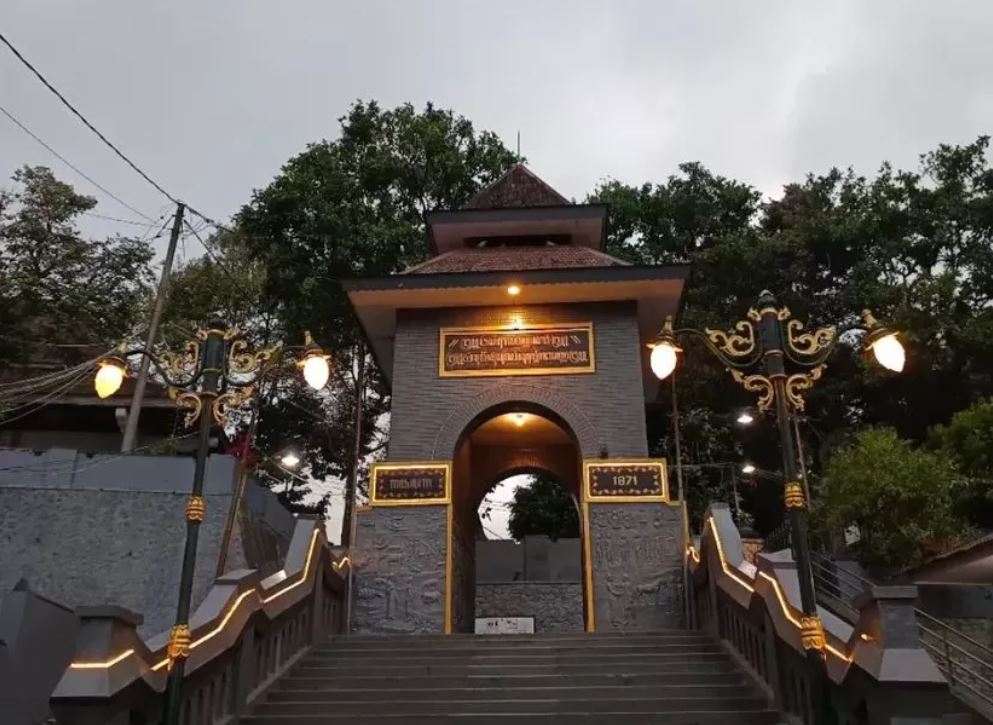 Gunung Kawi sudah lama dikenal sebagai destinasi spiritual dan tempat berziarah bagi mereka yang mencari berkah rezeki.