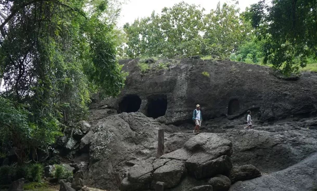 Gunung Klotok bukan hanya destinasi wisata alam, tapi juga dikenal memiliki energi spiritual tinggi. Konon, gunung ini menjadi lokasi pertapaan tokoh-tokoh sakti di masa lalu.