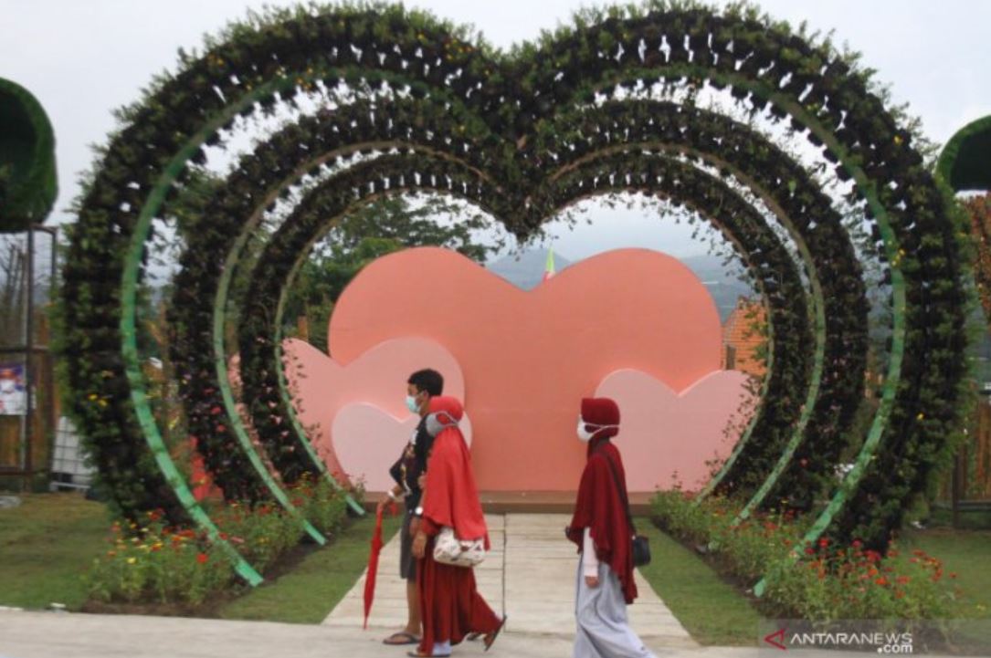 Dari bunga berwarna-warni hingga sayur segar, Batu Love Garden menawarkan liburan edukatif dan seru bagi keluarga dan pencinta foto.