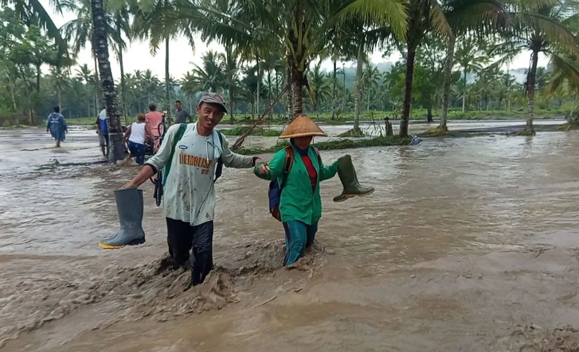 Banjir lahar dingin Gunung Semeru rendam Desa Gondoruso, Lumajang. Ratusan warga terisolasi, jembatan rusak, enam penambang sempat terjebak.