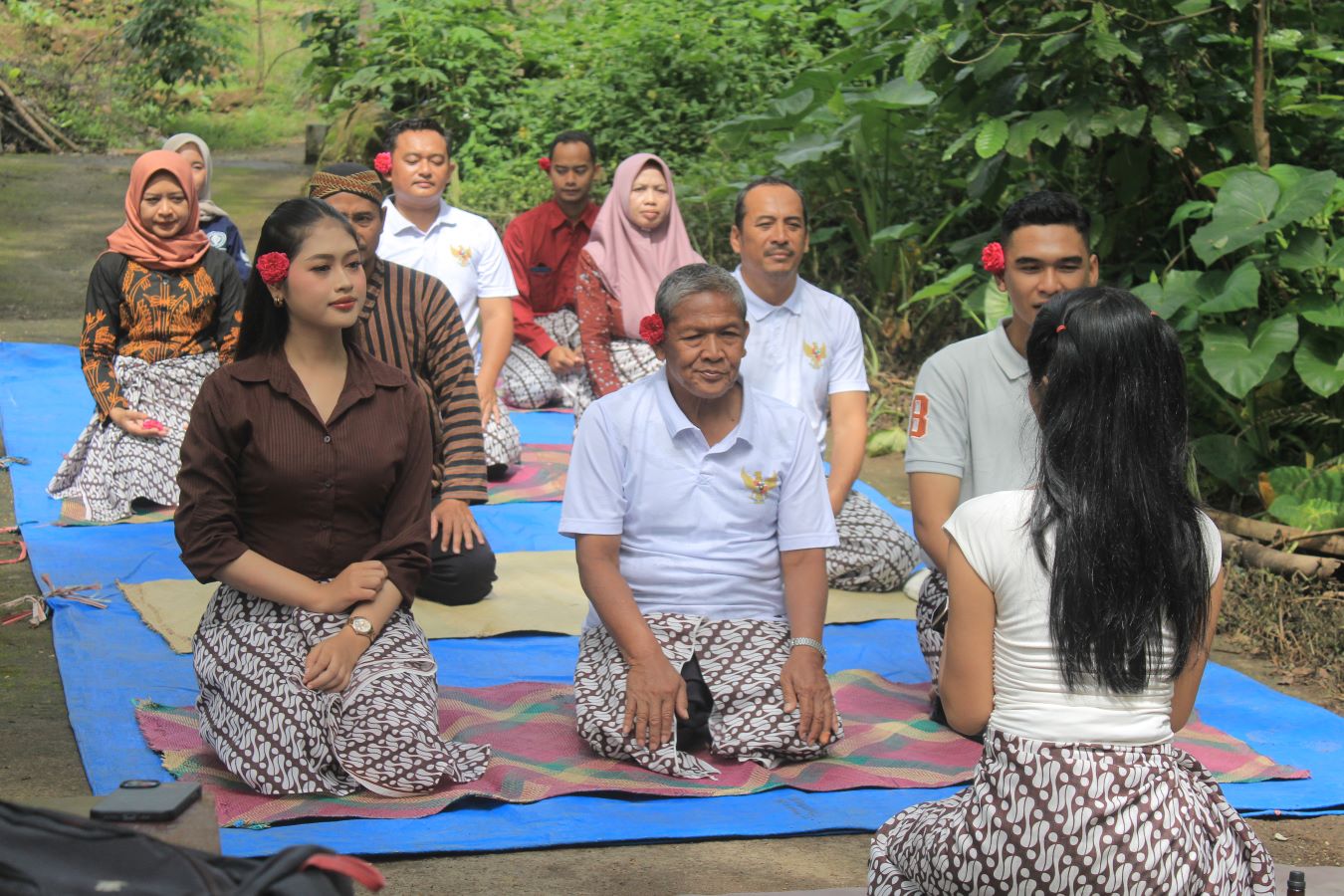 KEARIFAN LOKAL: Test tour wisata Sumbersawit turut menyajikan aktivitas yoga dan tradisi lokal lainnya.  