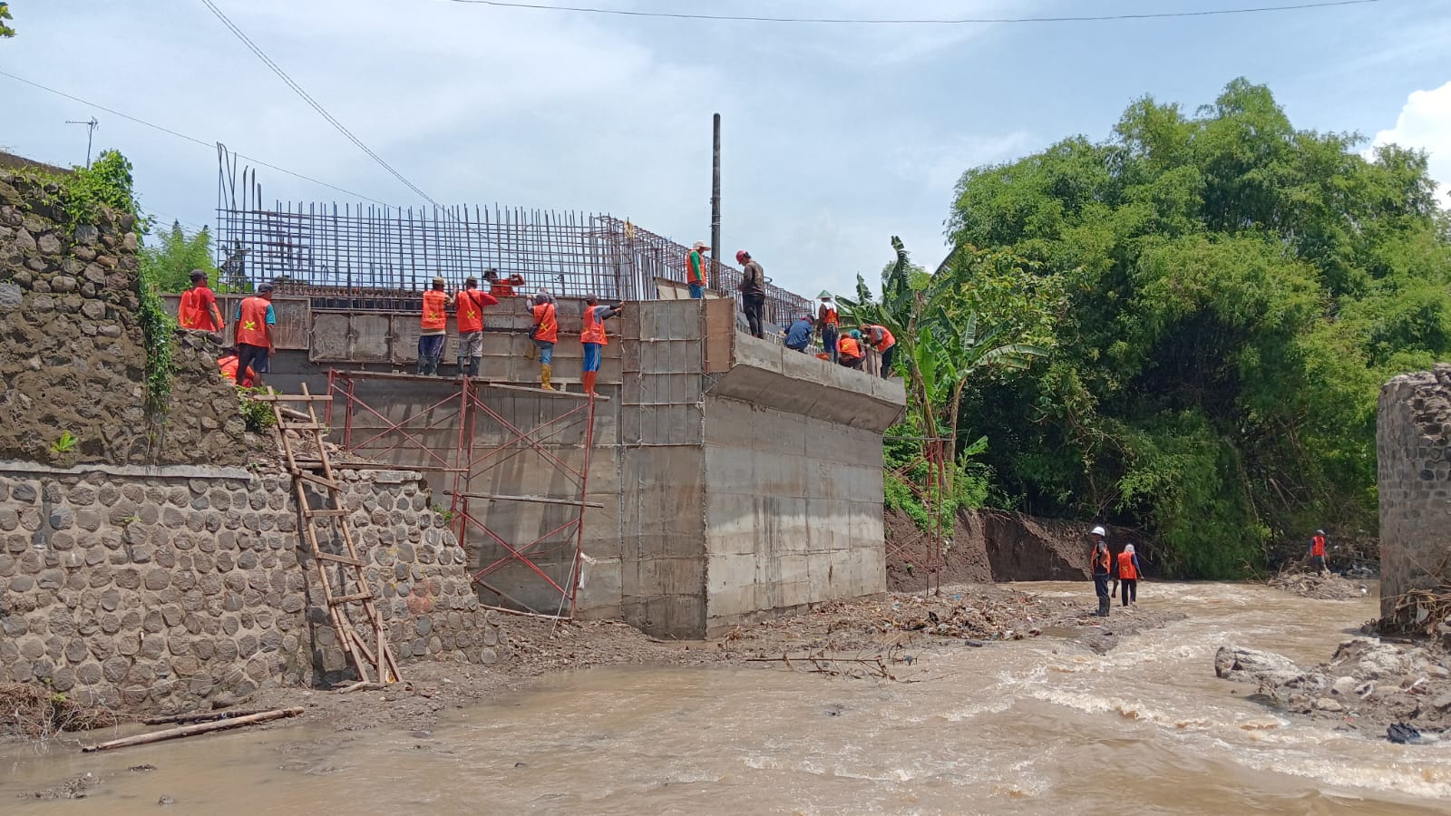 Pekerja menyelesaikan struktur abutment Jembatan Klumutan, Saradan, Rabu (5/11). DIAN RAHAYU/RADAR MADIUN