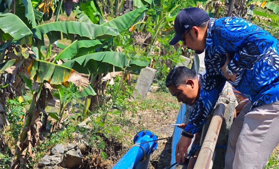 Direktur Perumdam Tirta Dharma Purabaya Imansyah Novianto mengecek jaringan pipa transmisi di wilayah Kare sebagai antisipasi potensi longsor. DWI NR DILIANA/RADAR MADIUN