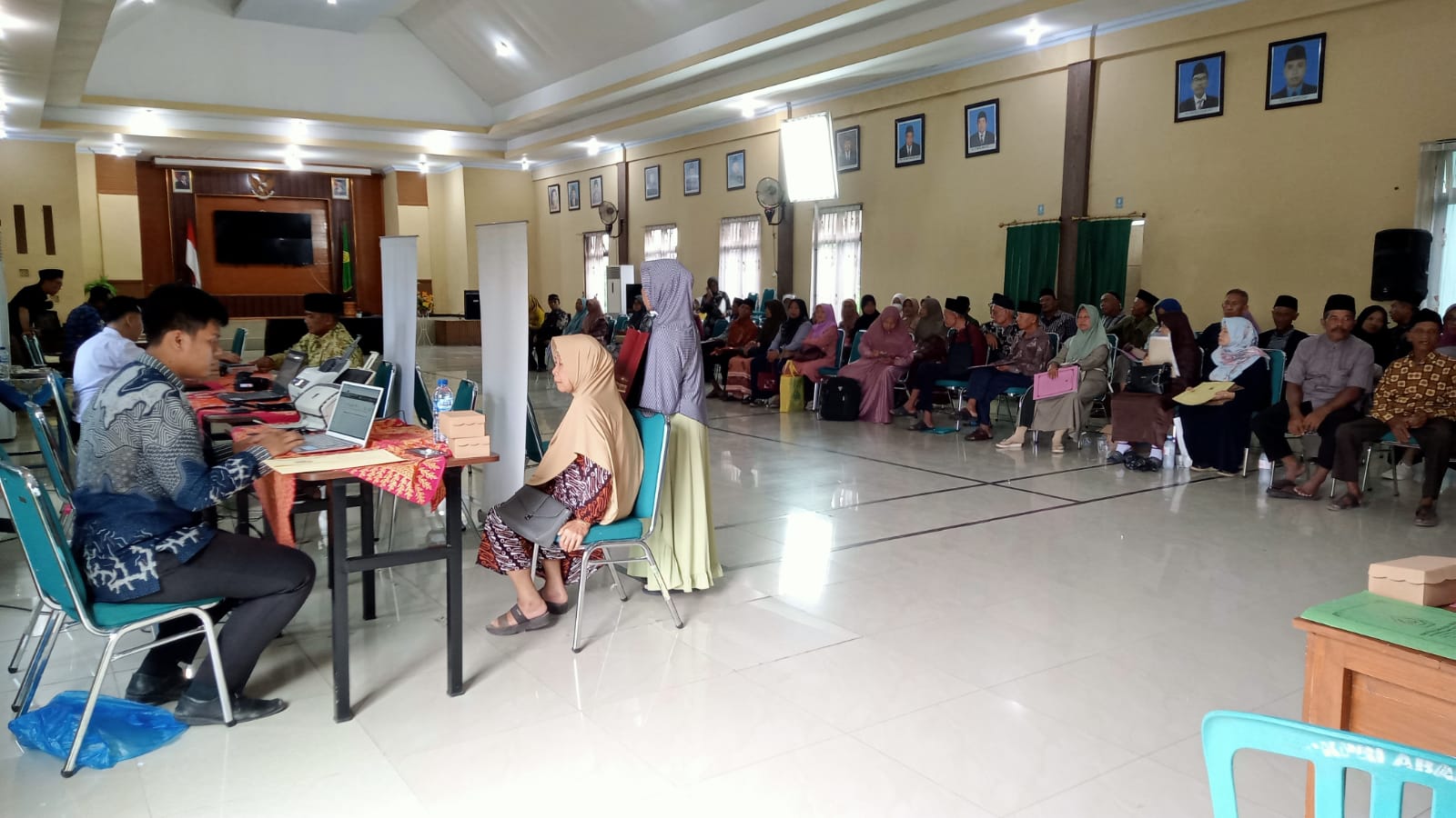 Puluhan calon jemaah haji Kabupaten Madiun mengurus paspor di Kantor Kemenag setempat. DOK RADAR MADIUN