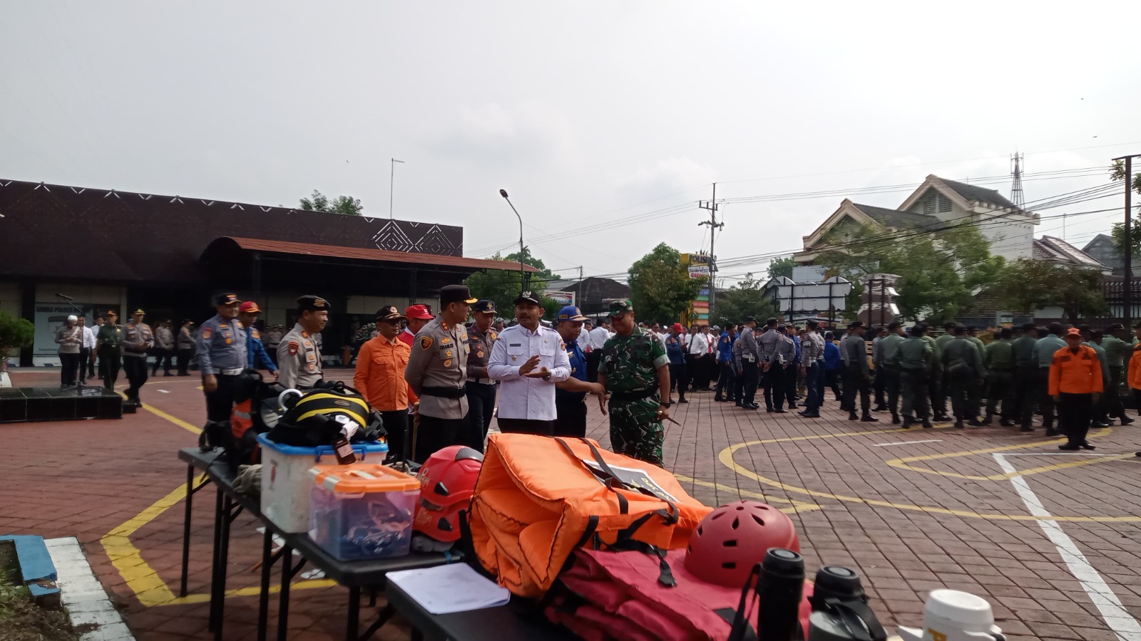 Bupati Ngawi Ony Anwar Harsono meninjau kesiapan alat penanggulangan bencana milik BPBD bersama Forkopimda usai apel siaga bencana, Rabu (5/11). ASEP SYAEFUL/RADAR NGAWI