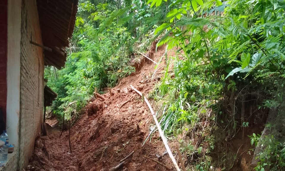 Kondisi rumah warga di Dusun Panjing, Desa/Kecamatan Bandar, yang tertimpa longsor, Senin (3/11). BPBD Pacitan menyalurkan bantuan darurat. FOTO: ISTIMEWA