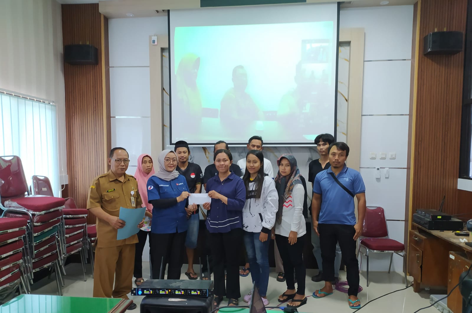 Perwakilan buruh dan manajemen PT LMM II Pacitan berfoto bersama usai mediasi penyelesaian kasus penunggakan gaji di Arjosari. FOTO: ISTIMEWA