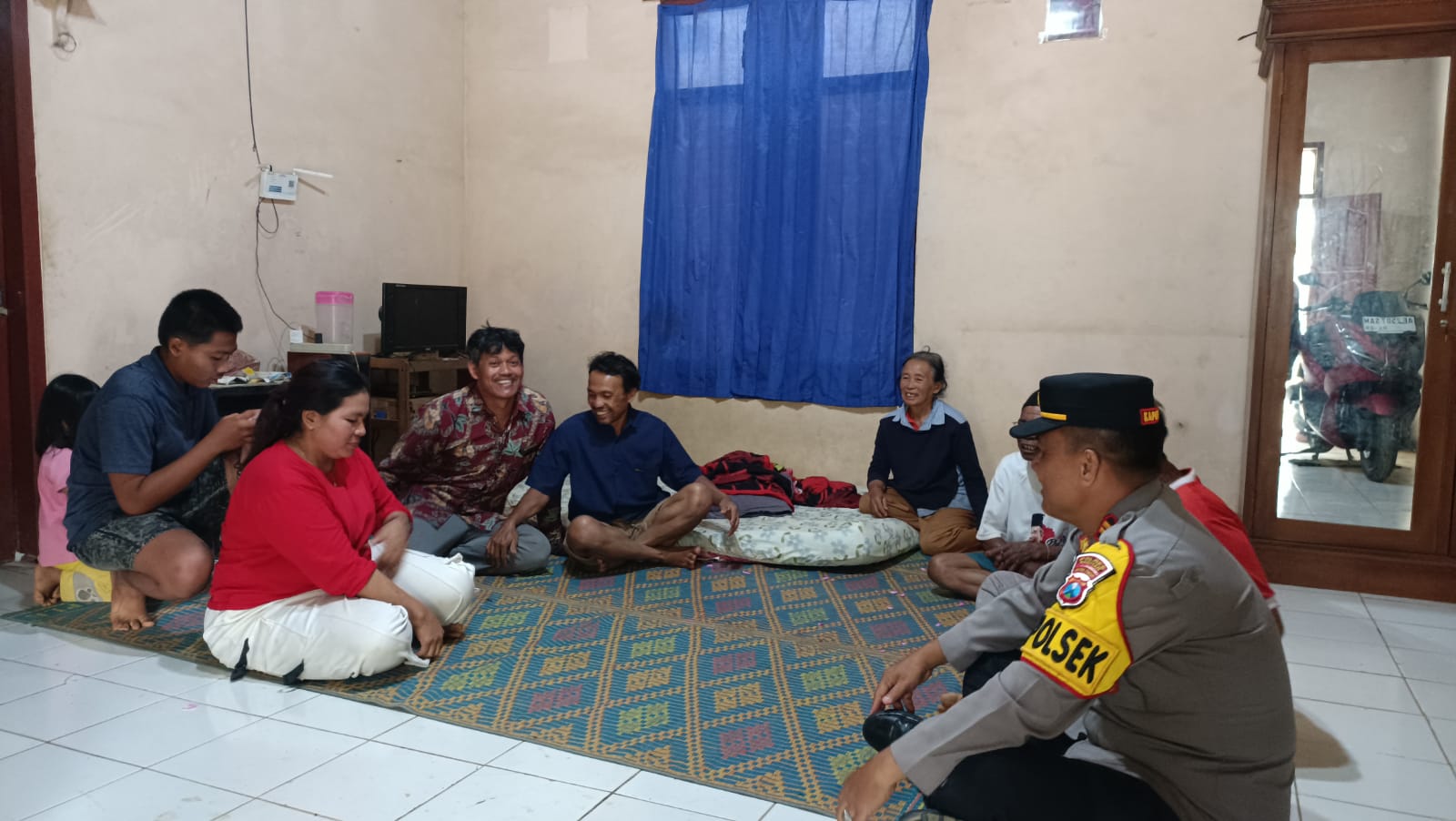 Kapolsek Bandar Iptu Diko saat berkunjung ke rumah istri Tarman. Polisi terus mendalami kasus dugaan cek Rp 3 miliar yang diduga cek palsu.