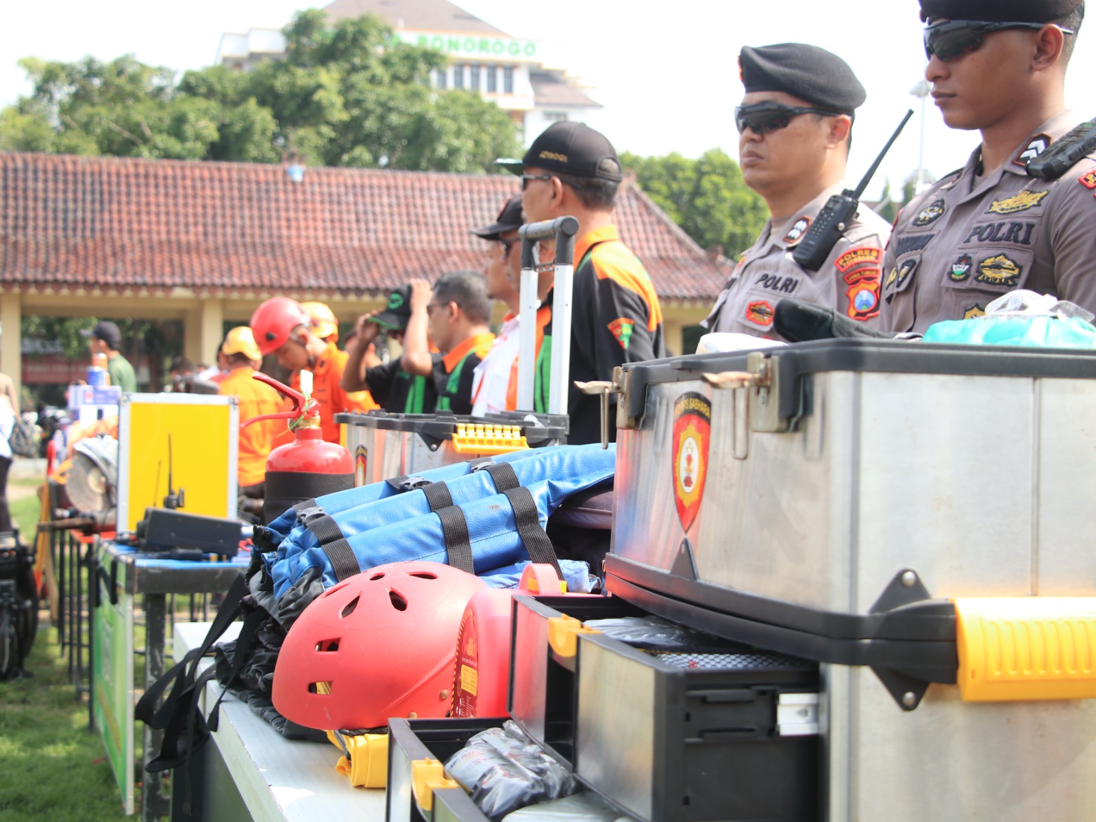Bupati Sugiri Sancoko bersama Forkopimda memeriksa peralatan kesiapsiagaan bencana di Alun-alun Ponorogo, kemarin (5/11). SUGENG DWI N/RADAR PONOROGO