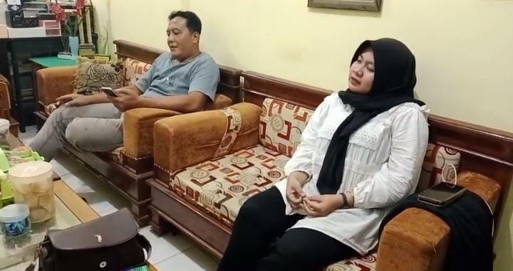 Sheila Arika di kantor pengacaranya. Dia menunggu Tarman, sang suami, diperiksa Polres Pacitan terkait dugaan pemalsuan mahar cek Rp 3 miliar.