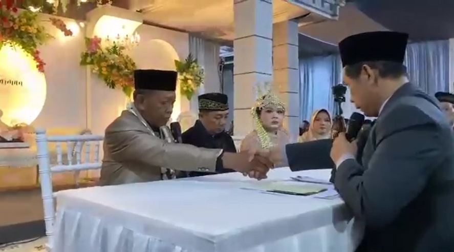 Mbah Tarman saat menikahi Sheila Arika.