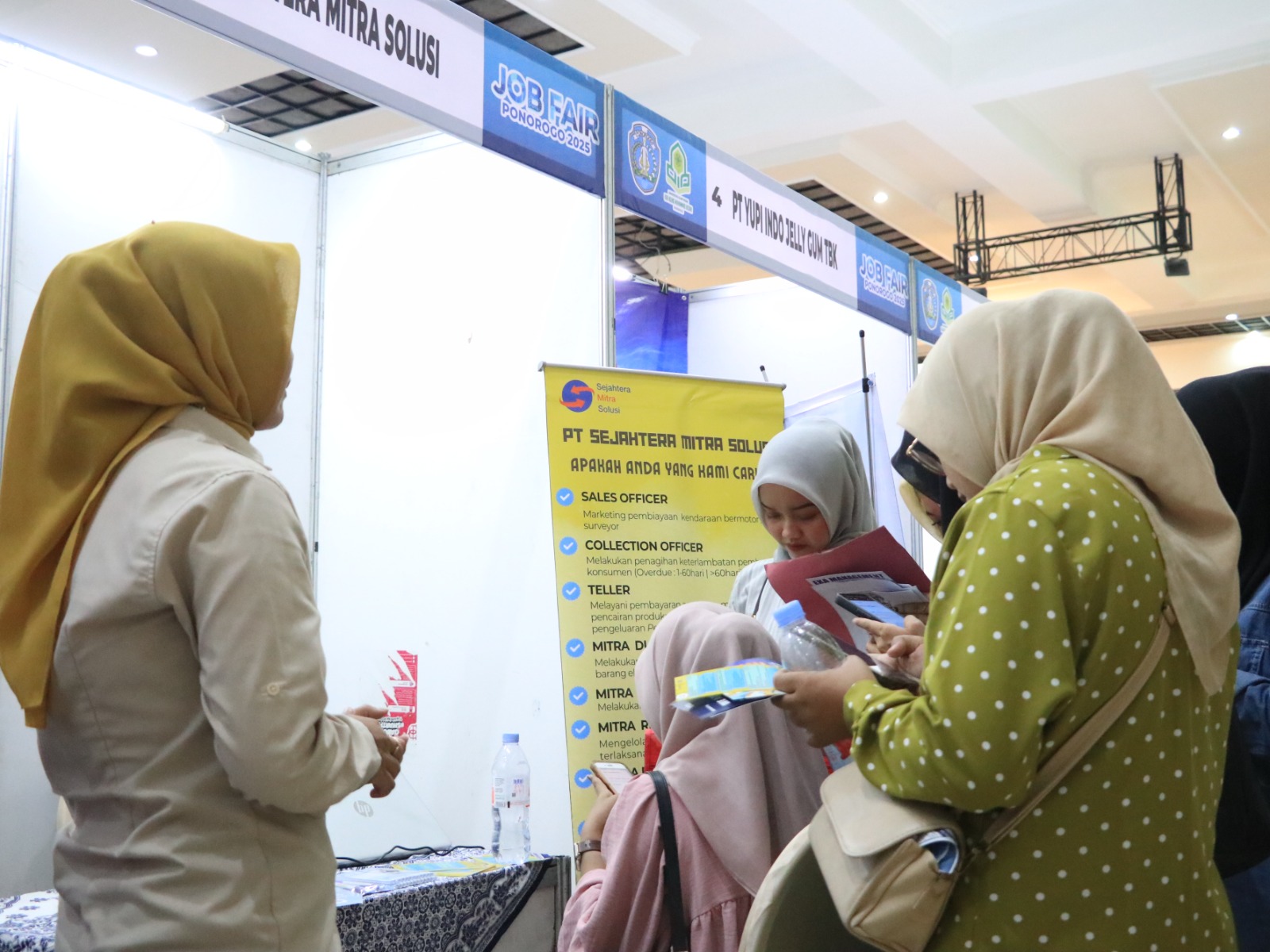 Ribuan pencari kerja memadati Job Fair 2025 di Graha Watoe Dhakon UIN Ponorogo, kemarin (5/11). SUGENG DWI N/RADAR PONOROGO