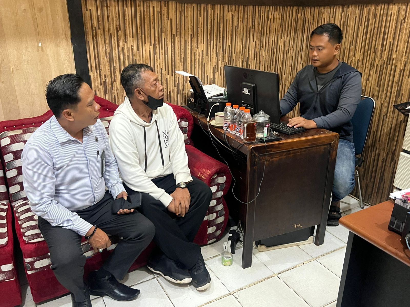 Tarman memenuhi panggilan penyidik Polres Pacitan untuk klarifikasi kasus cek Rp3 miliar yang dijadikan mahar pernikahan pada Rabu (5/11).