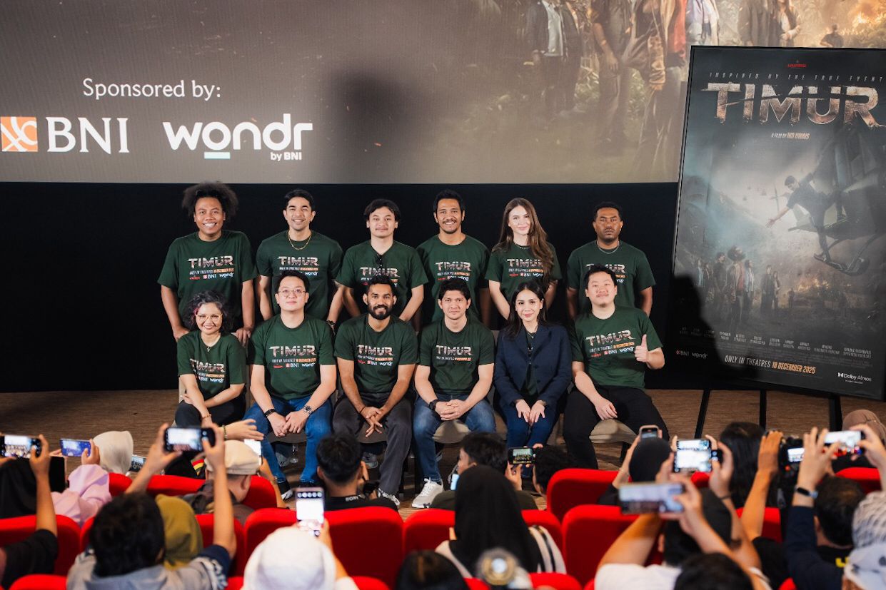 Corporate Secretary BNI Okki Rushartomo bersama aktor Iko Uwais saat peluncuran film TIMUR di Plaza Senayan XXI Jakarta, Kamis (6/11).