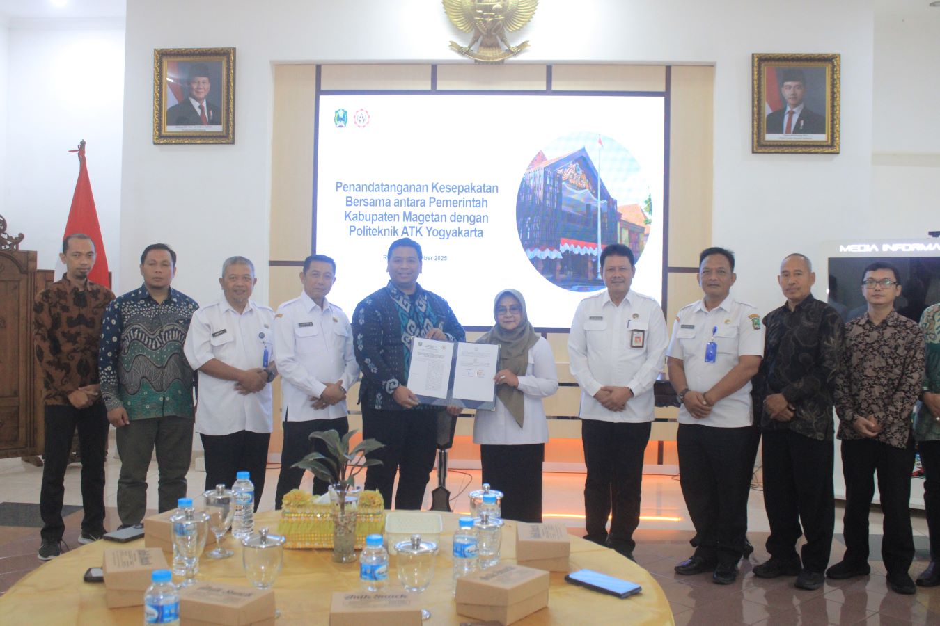 SINERGI: Bupati Magetan Nanik Endang Rusminiarti dan jajaran, bersama perwakilan Politeknik ATK, usai meneken kerja sama.