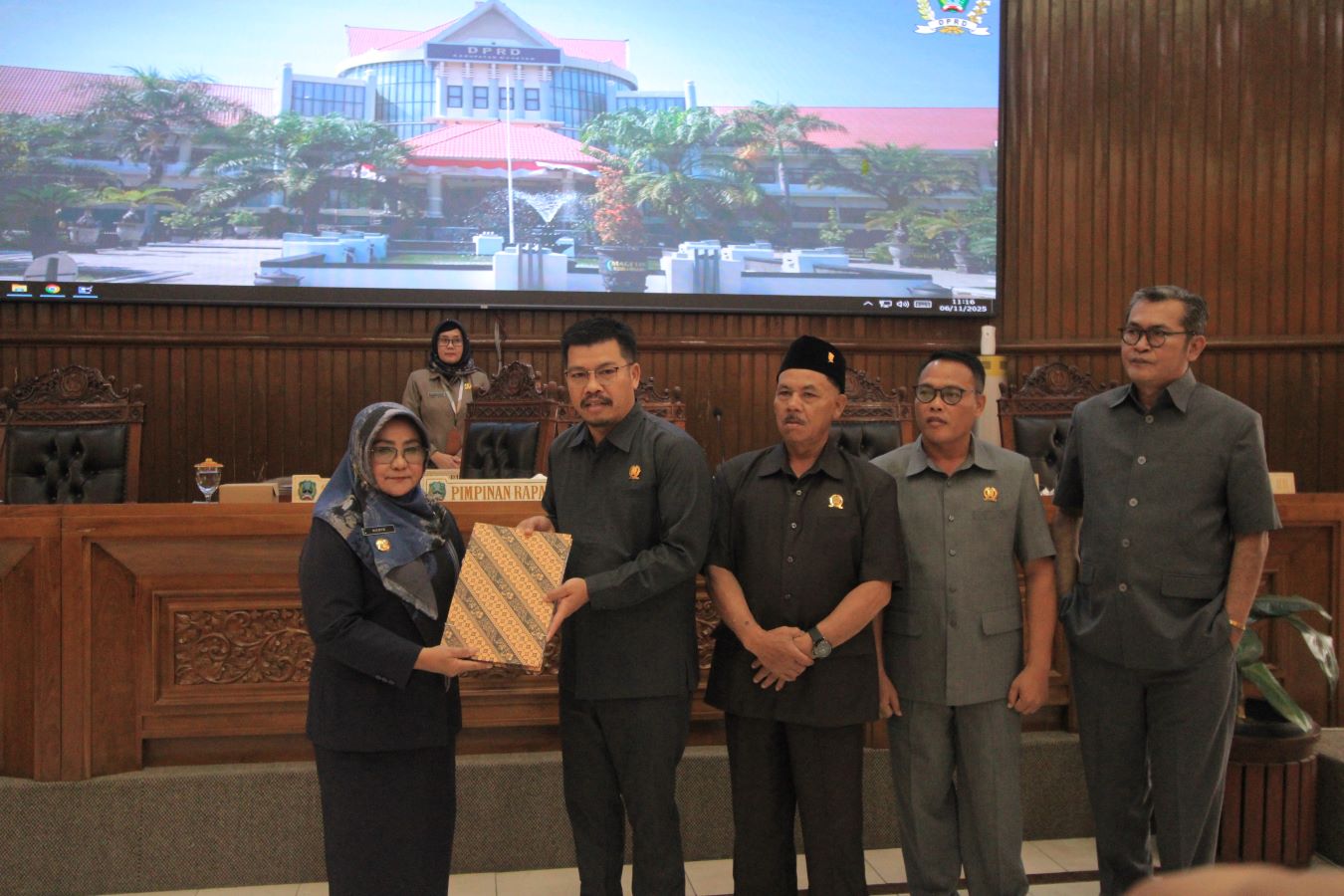 SEPAKAT: Ketua DPRD Suratno dan jajaran pimpinan bersama Bupati Nanik Endang Rusminiarti usai pemaparan dua raperda.