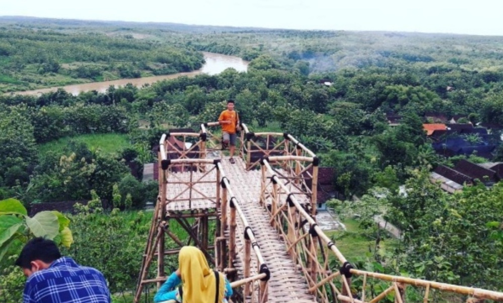 Temukan 5 destinasi wisata terbaik di Ngawi &mdash; dari kebun teh hingga bukit indah &mdash; cocok untuk liburan, healing, dan foto instagramable.