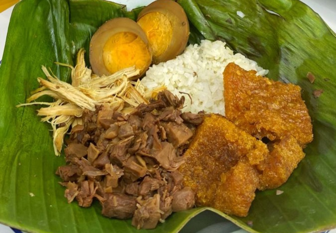 Gudeg Yu Djum, kuliner legendaris Yogyakarta yang bertahan lebih dari tujuh dekade dengan cita rasa manis-gurih khas tradisi Jawa.