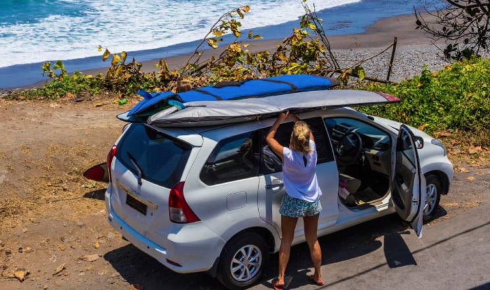 Panduan sewa mobil dan motor di Bali, lengkap dengan harga, tips, dan pilihan terbaik untuk liburan yang praktis dan hemat.