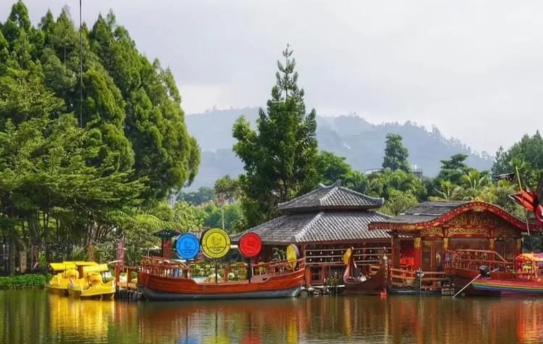 Floating Market Lembang menghadirkan sensasi wisata kuliner khas Sunda di atas danau lengkap dengan wahana keluarga dan suasana sejuk khas pegunungan.