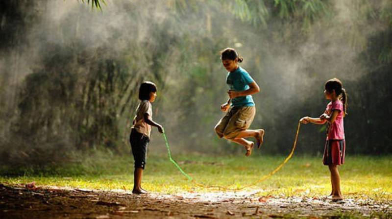 Permainan tradisional lompat tali.