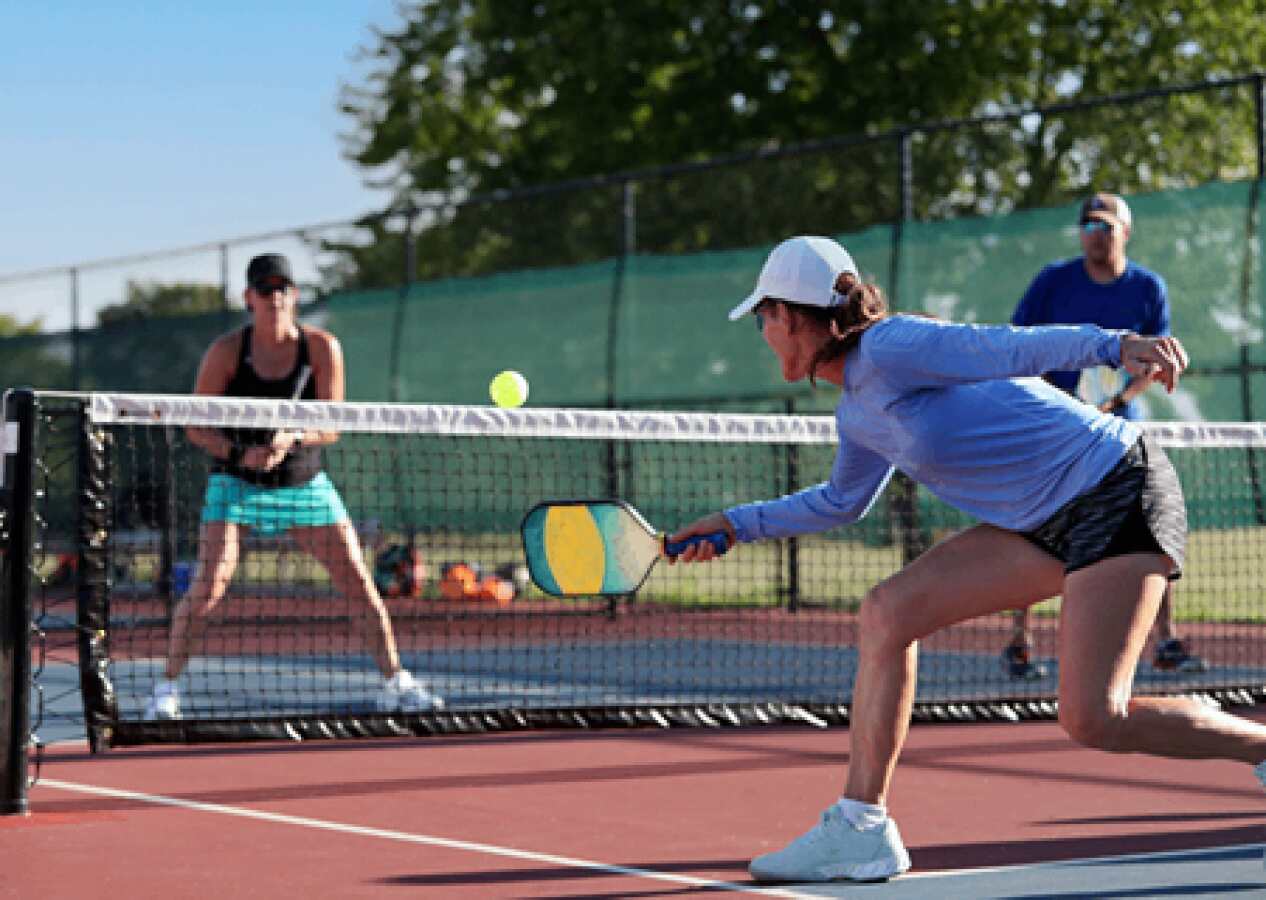 Olahraga pickleball atau padel.