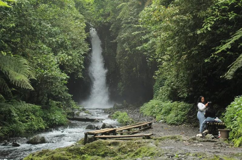 Pesona air terjun Telunjuk Raung Banyuwangi.