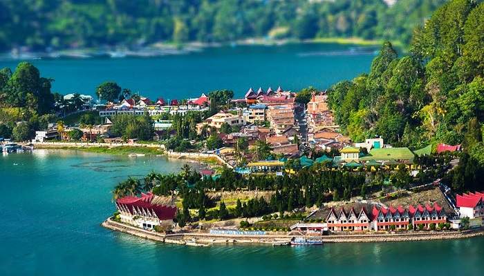 Keindahan Danau Toba yang tak hanya menyuguhkan wisata alam.