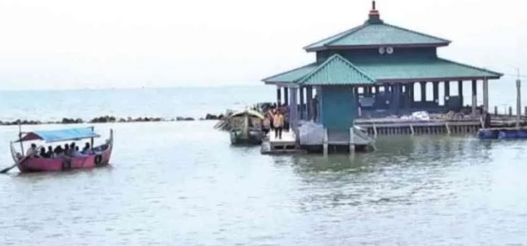 Makam Syekh Mudzakir di Tengah Laut.