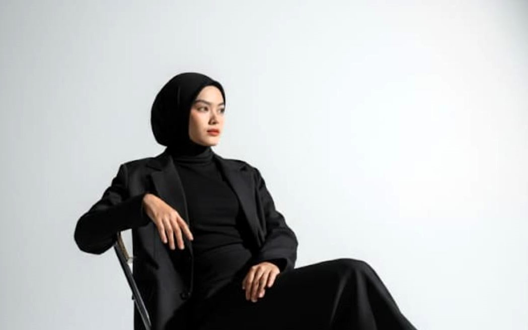 Hasil prompt edit foto hijab elegan kantoran.