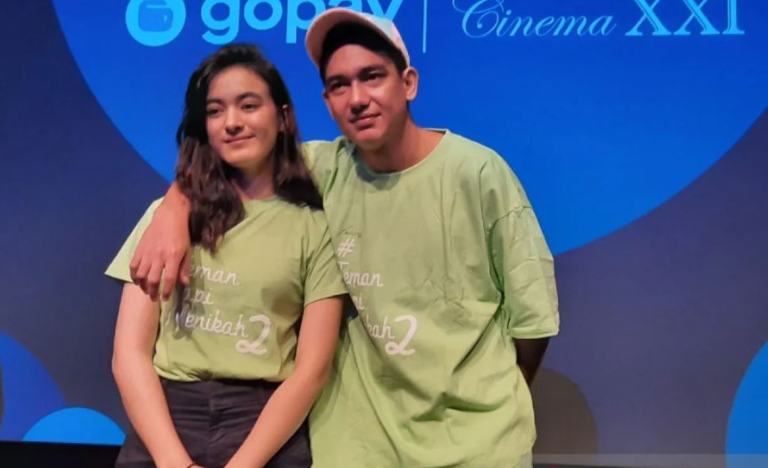 Adipati Dolken & Mawar De Jongh hadirkan romansa hangat di What&rsquo;s Up with Secretary Kim?, tayang eksklusif di Vidio 8 November 2025.