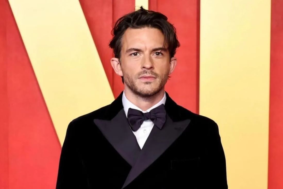 Jonathan Bailey resmi jadi Pria Terseksi Dunia 2025 versi&nbsp;People, pesonanya memikat penggemar di seluruh dunia.