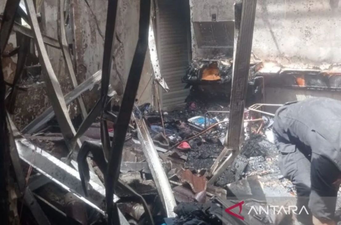 Rumah Hakim Khamozaro Waruwu di Jalan Pasar II, Komplek Taman Harapan Indah, Kecamatan Medan Selayang terbakar, Selasa (4/11).