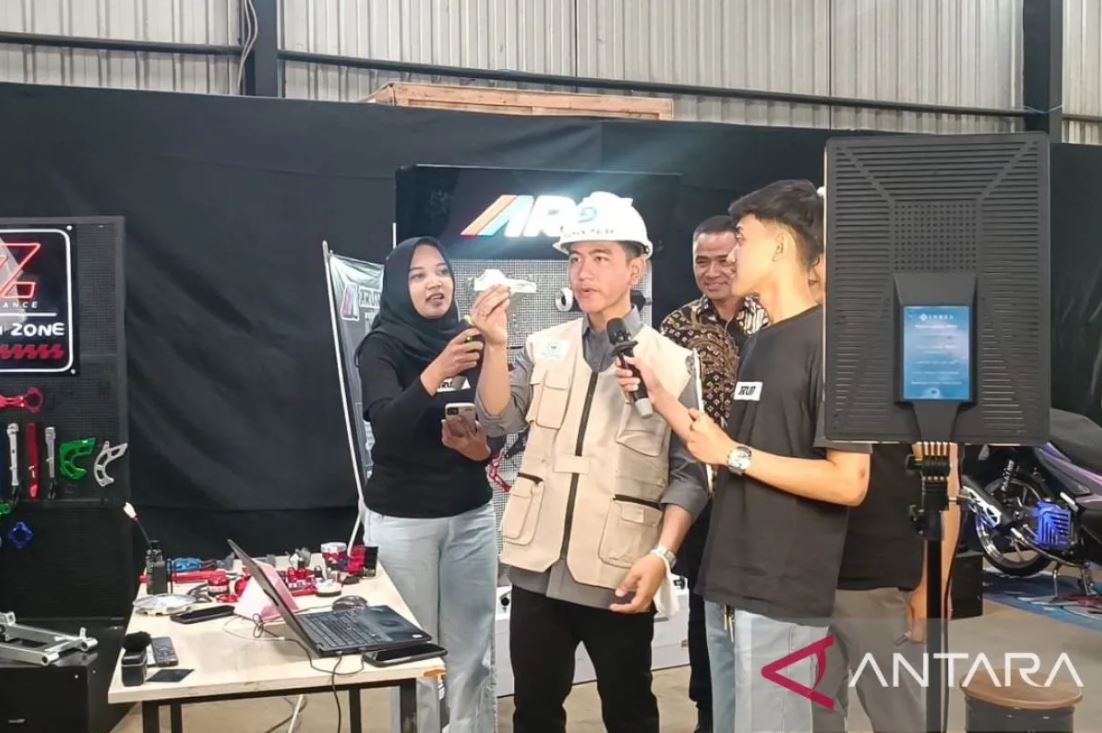Wapres Gibran Rakabuming Raka ikut live TikTok bersama host saat mengunjungi pabrik manufaktur lokal DTech-Engineering di Salatiga, Jumat (7/11).