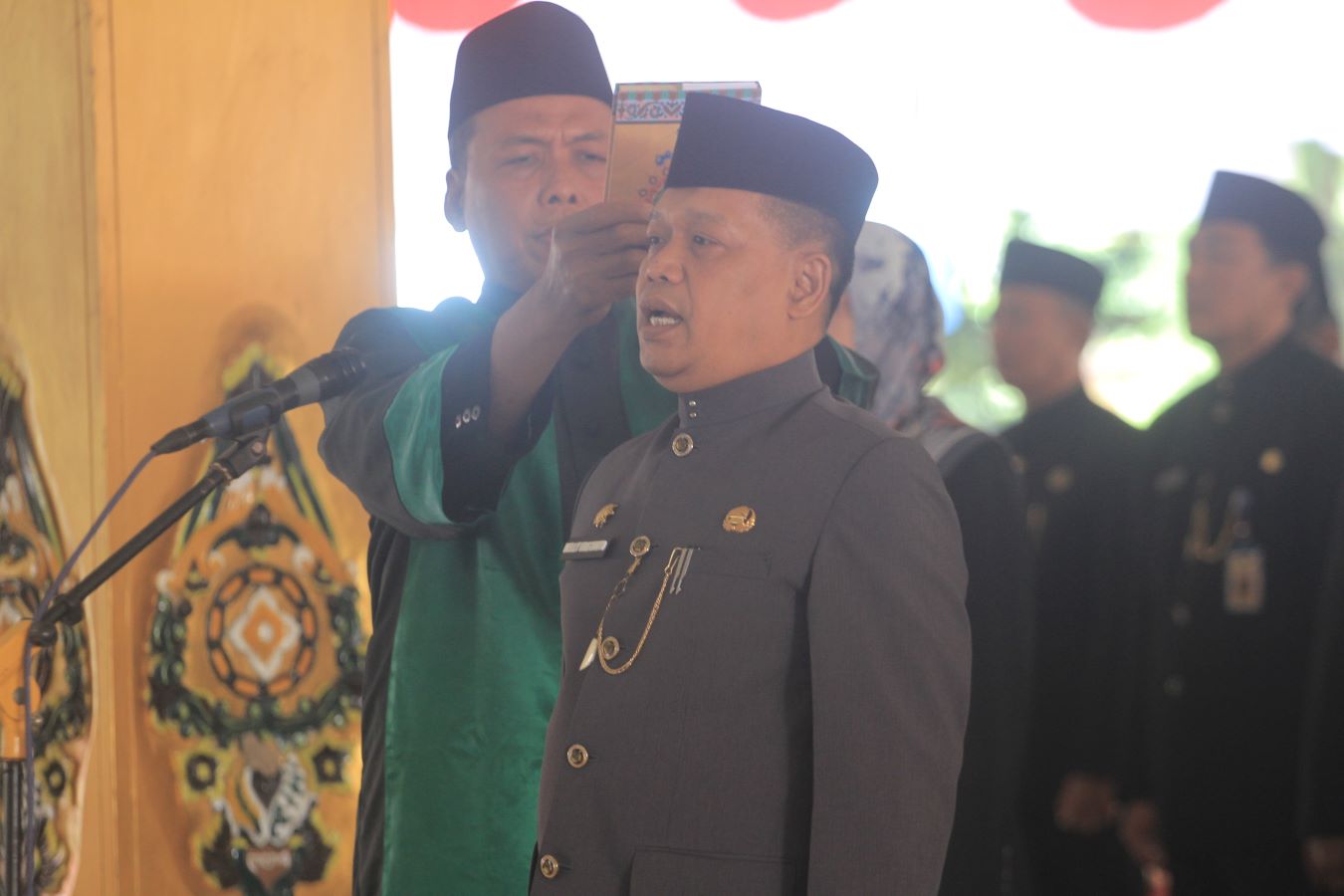 SUMPAH JANJI: Momen Welly Kristanto mengucap sumpah janji saat dilantik sebagai Sekda Magetan, Jumat (7/11).