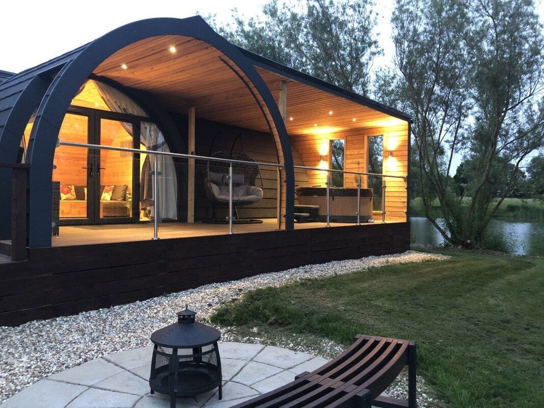 Ilustrasi glamping hutan pinus.
