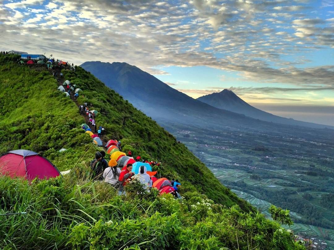 Ilustrasi pendakian gunung di Pulau Jawa.