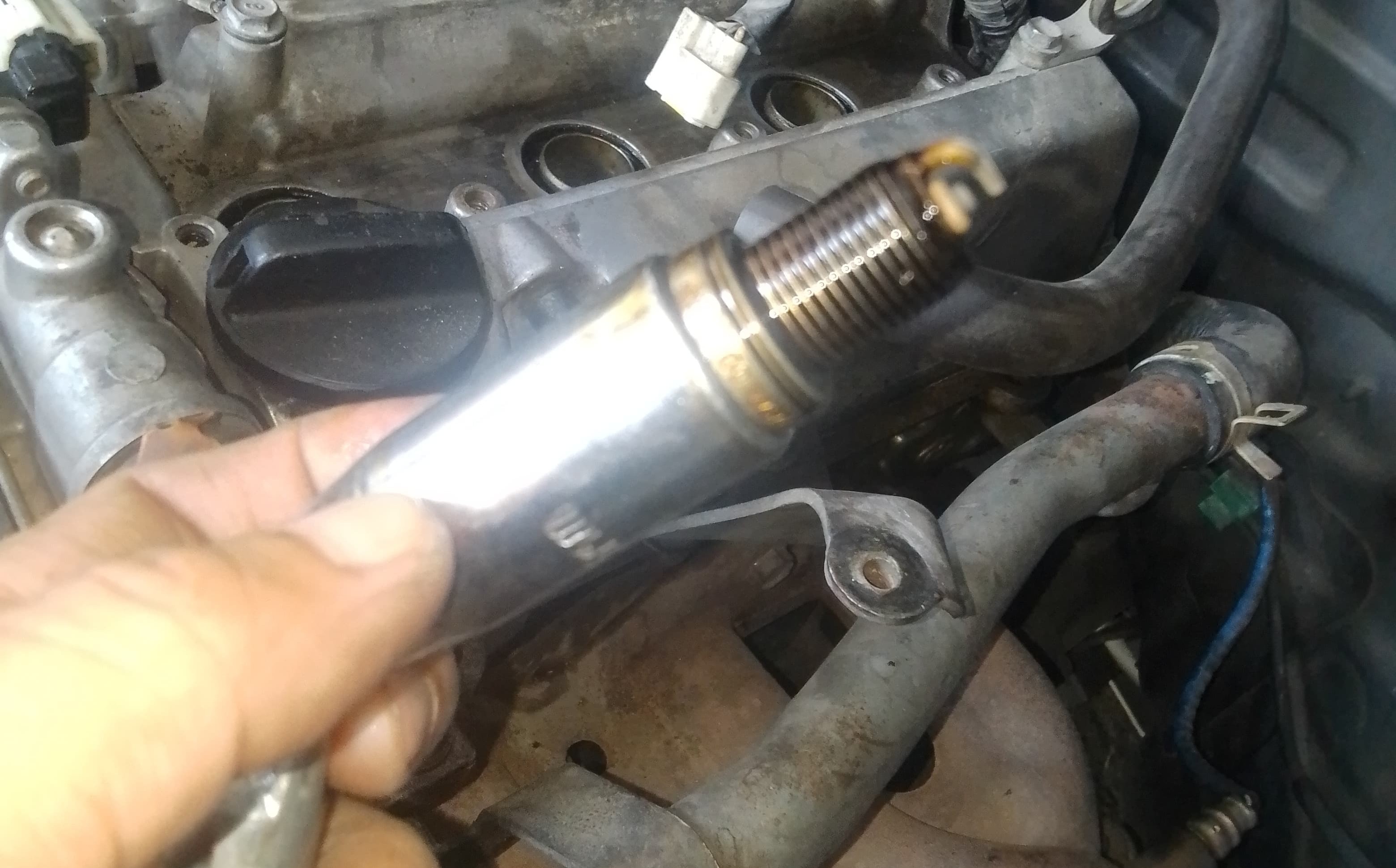 Bahaya sip busi mobil keras.